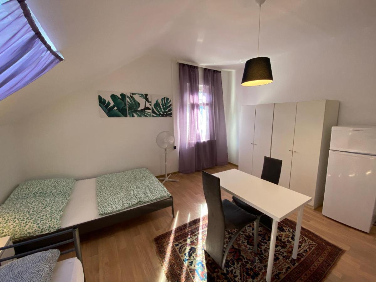 Dreibettzimmer mit Gemeinschafts-WC