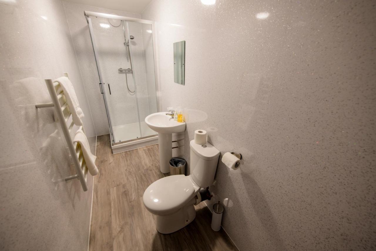 Tweepersoonskamer met 2 Aparte Bedden en Eigen Externe Badkamer