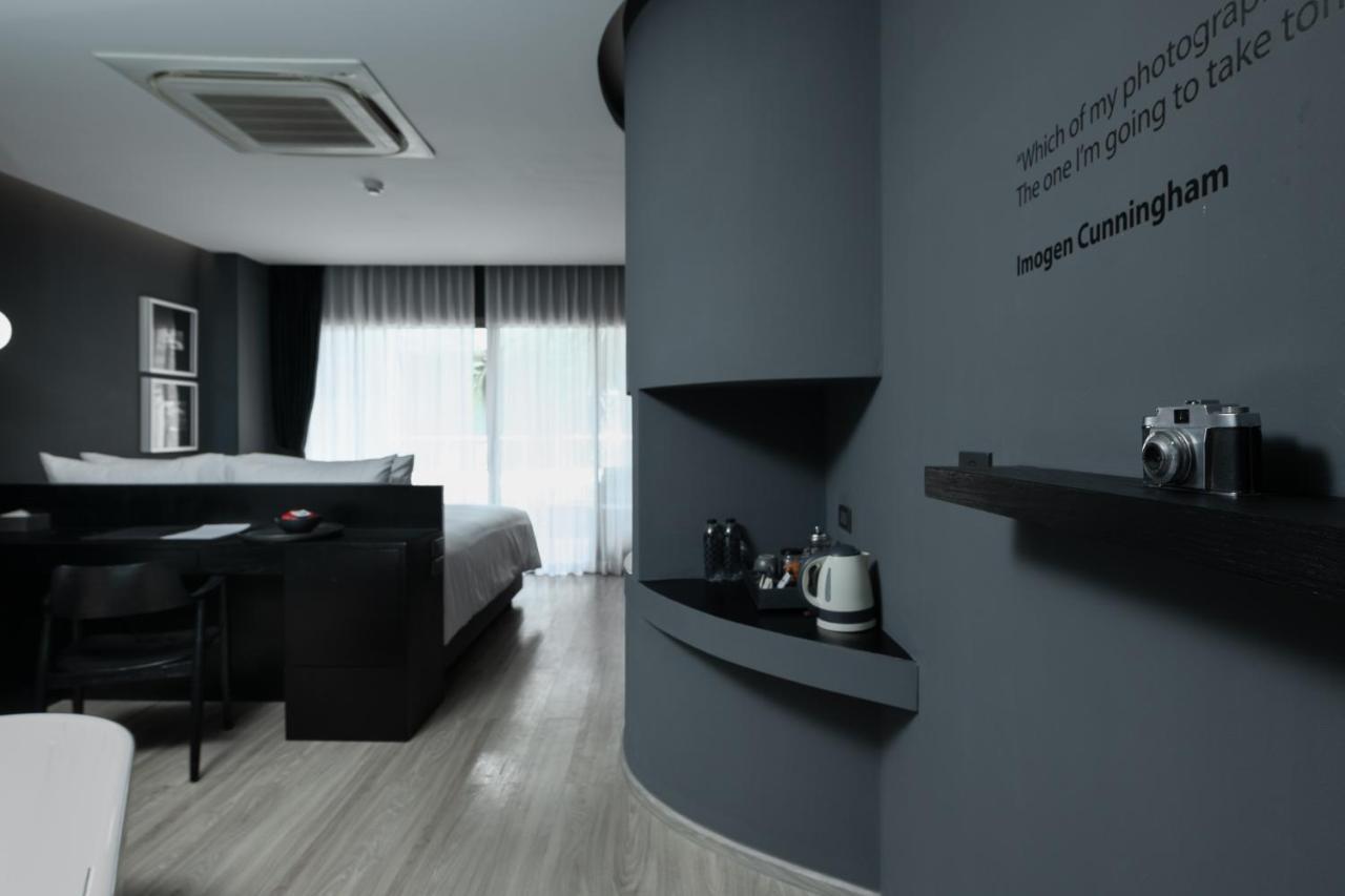Zimmer Ozone Hall mit Badewanne und Zugang zum Pool