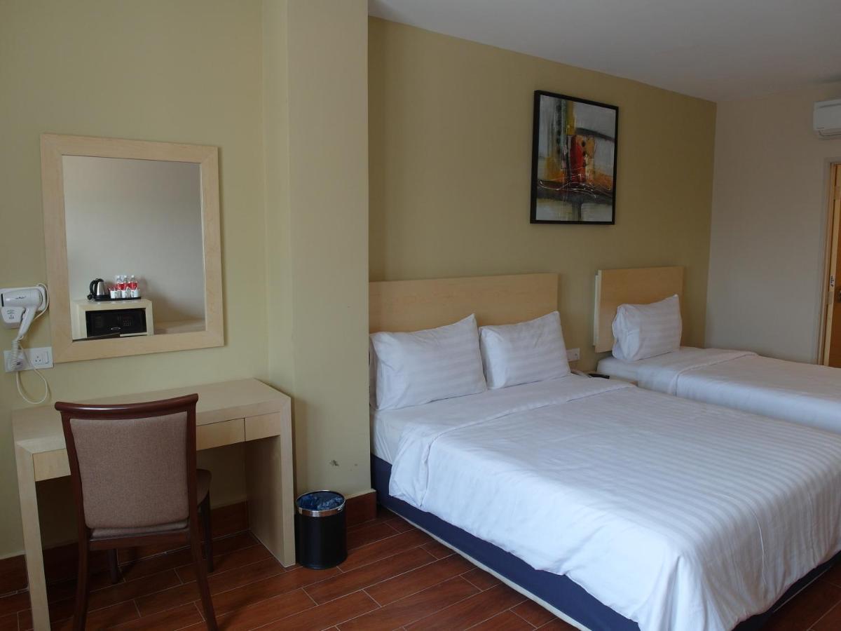 Family Triple 01 King bed & 01 Single bed
