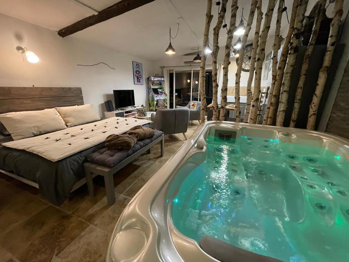 Suite Hot Tub,377524249:JPEG