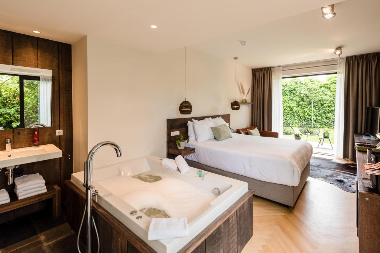 Deluxe Suite Spa Bath