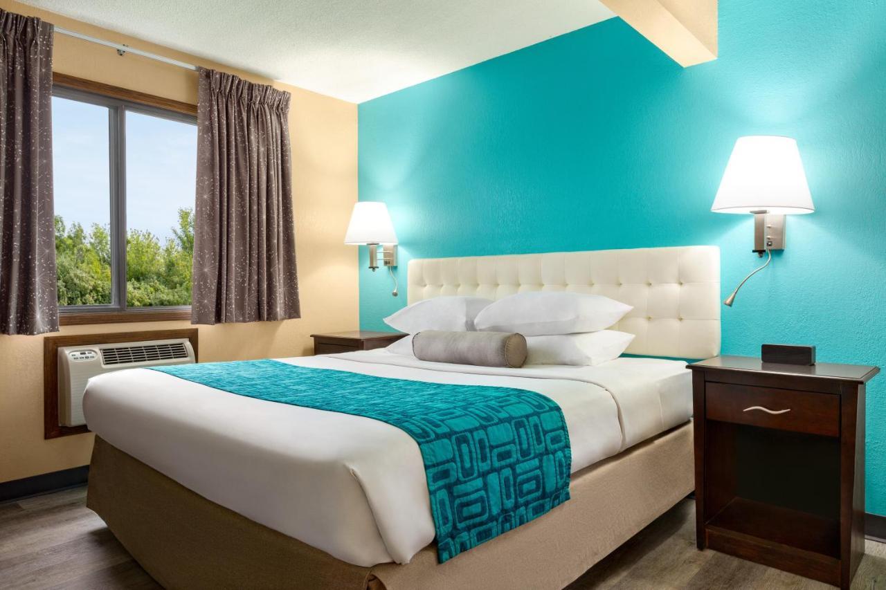 Deluxe King Room - Mobility Access/Non-Smoking