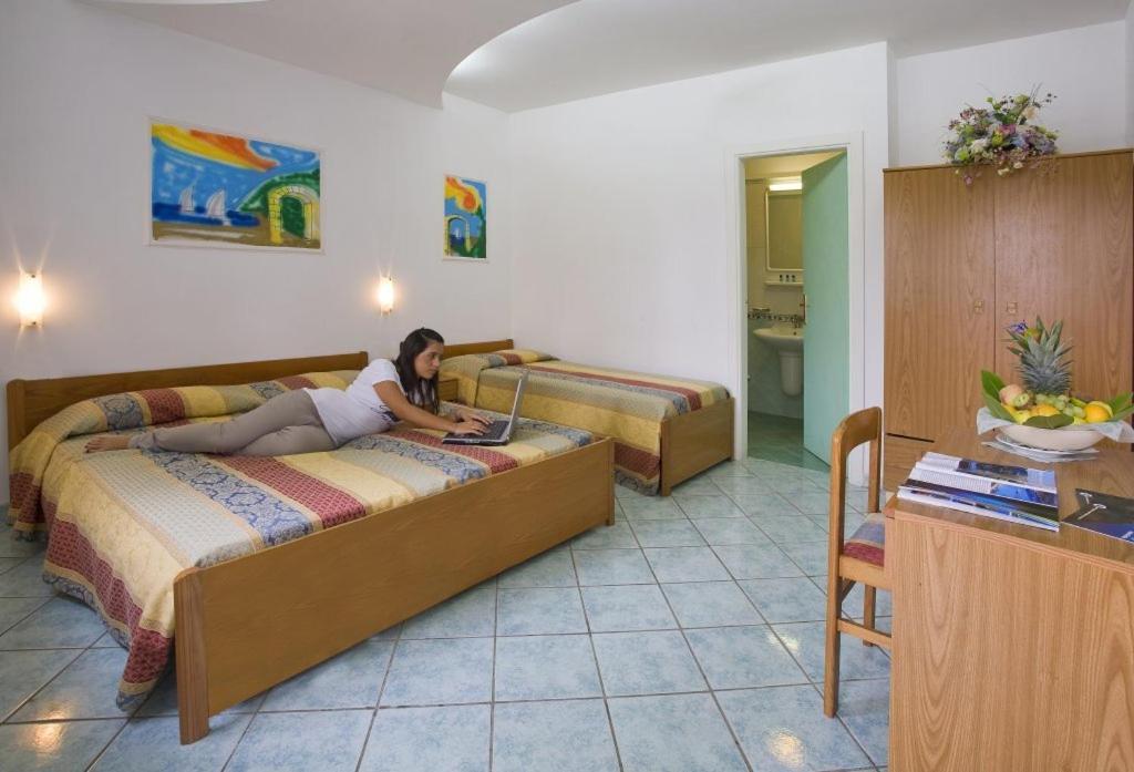 Camera Matrimoniale con Letto Supplementare