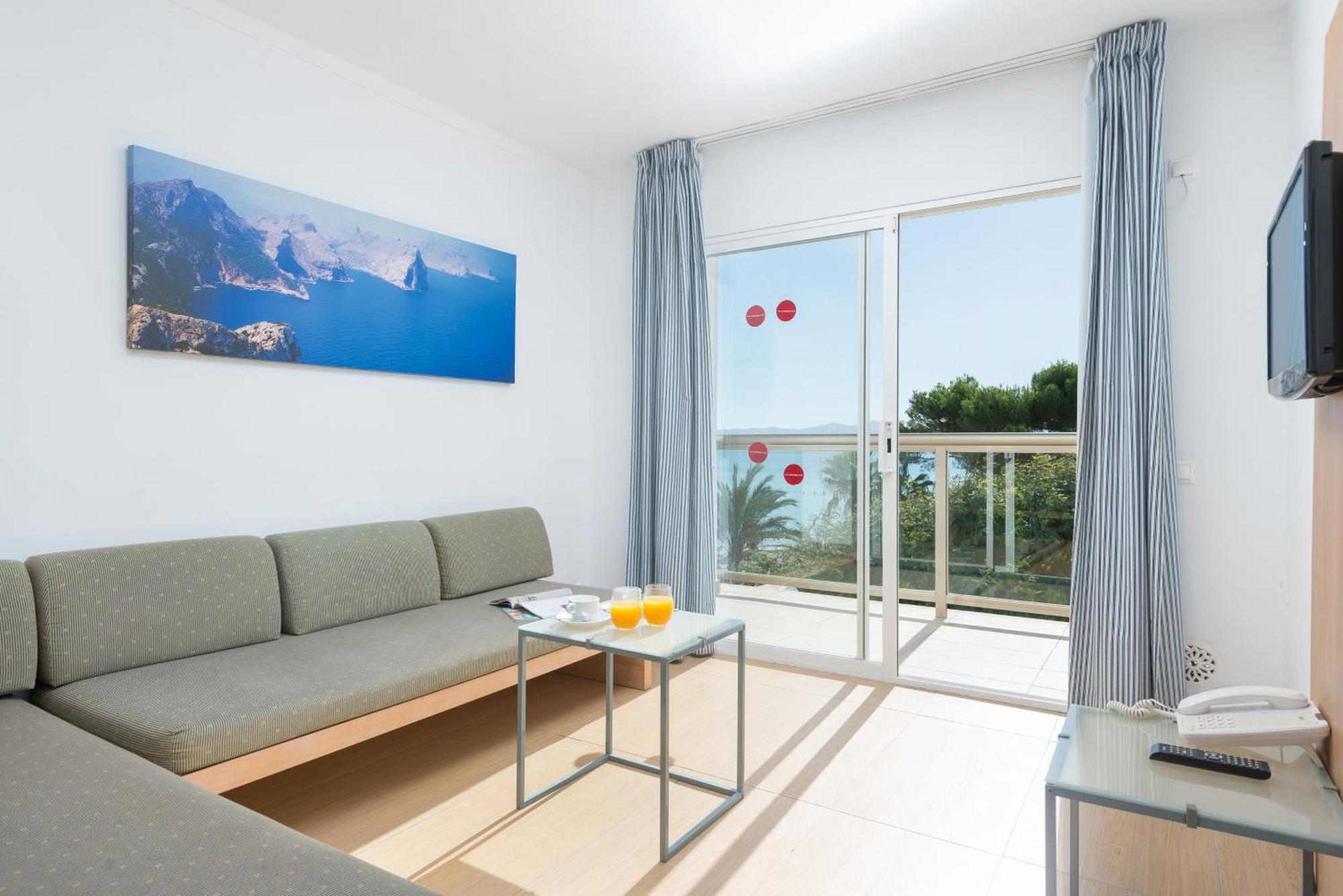 One-Bedroom Apartment Sea View