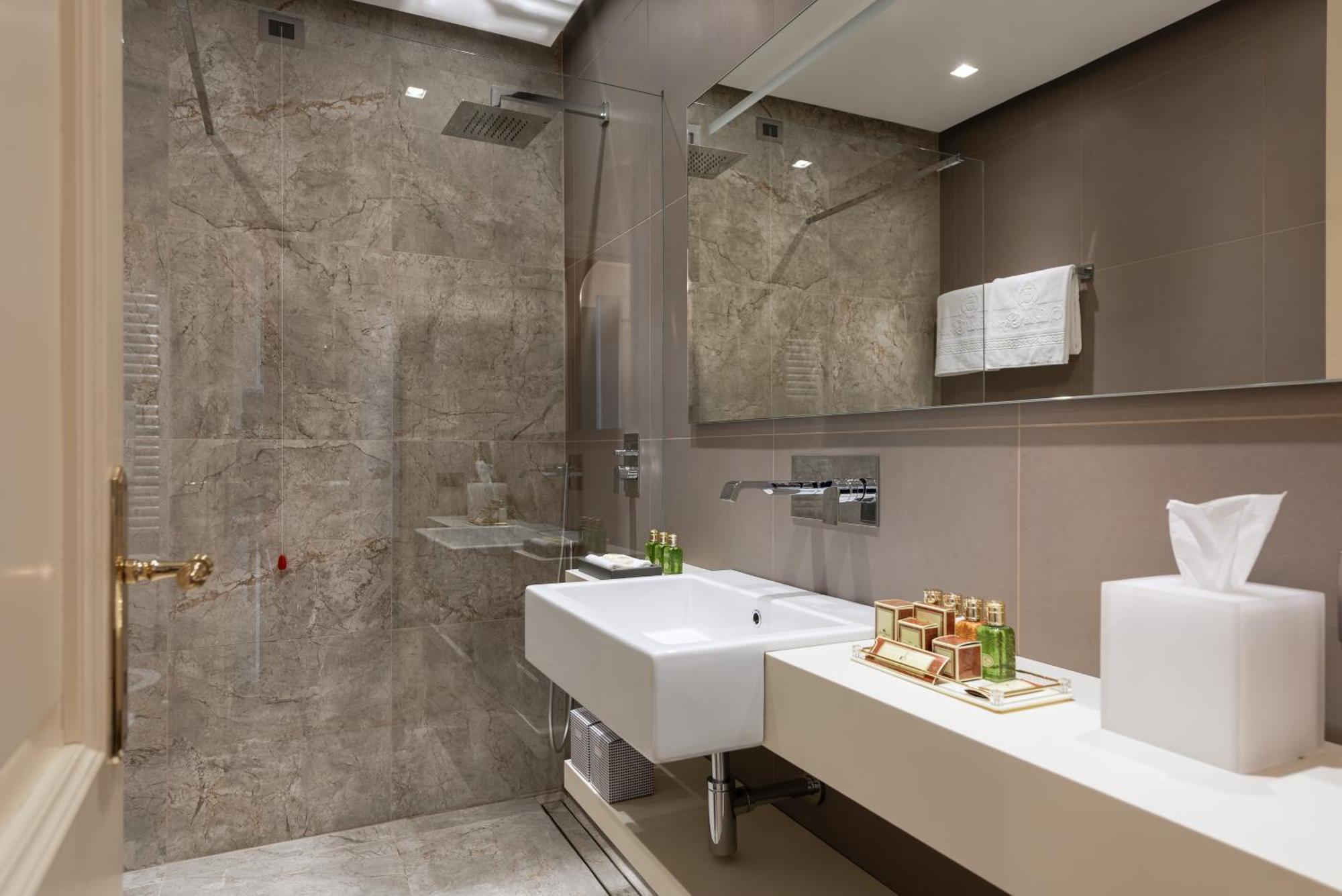Chambre Double Supérieure avec Terrasse et Vue sur le Lac