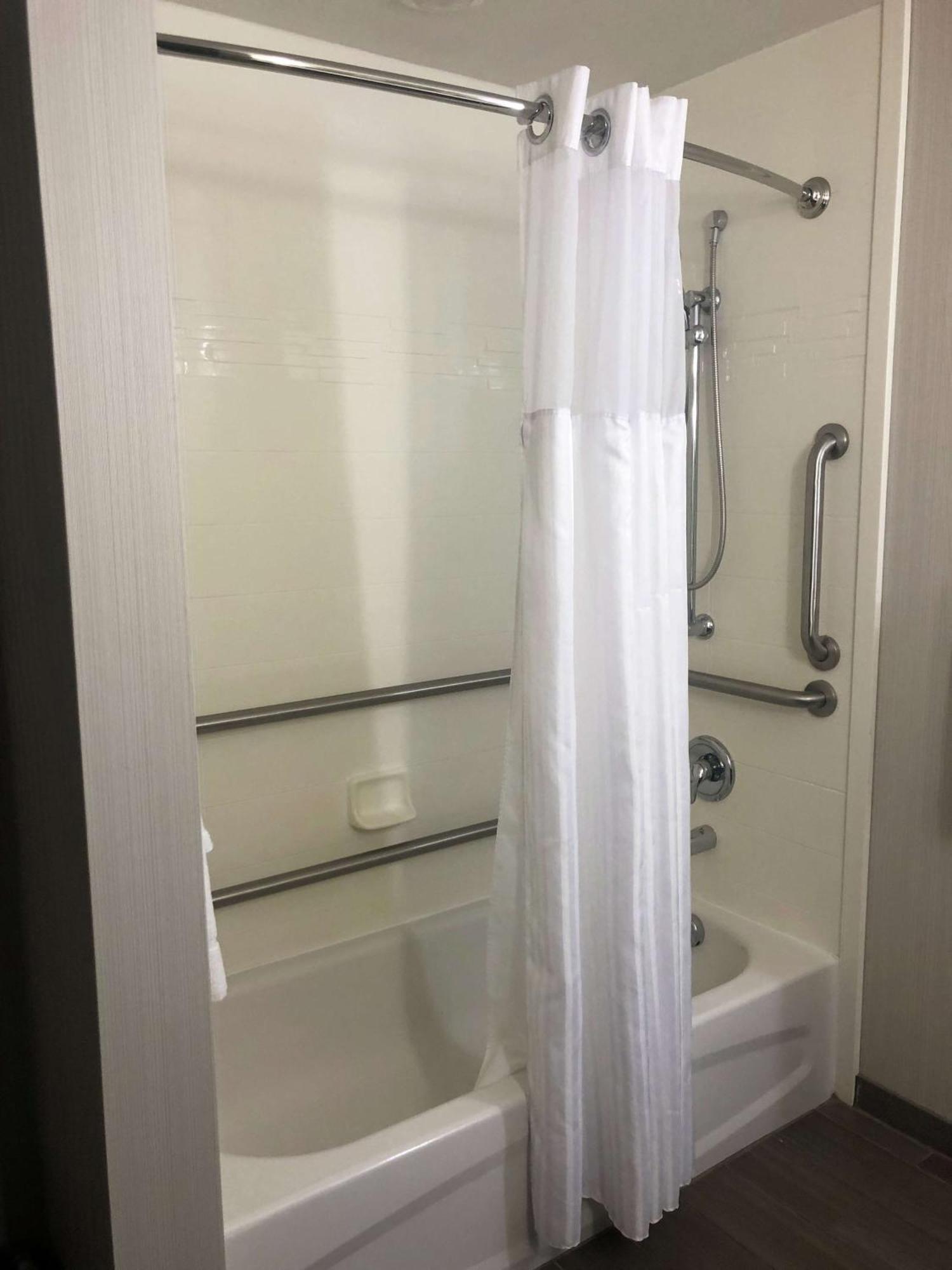 King Room Tub Mobility Hearing Access,1448934160:JPEG