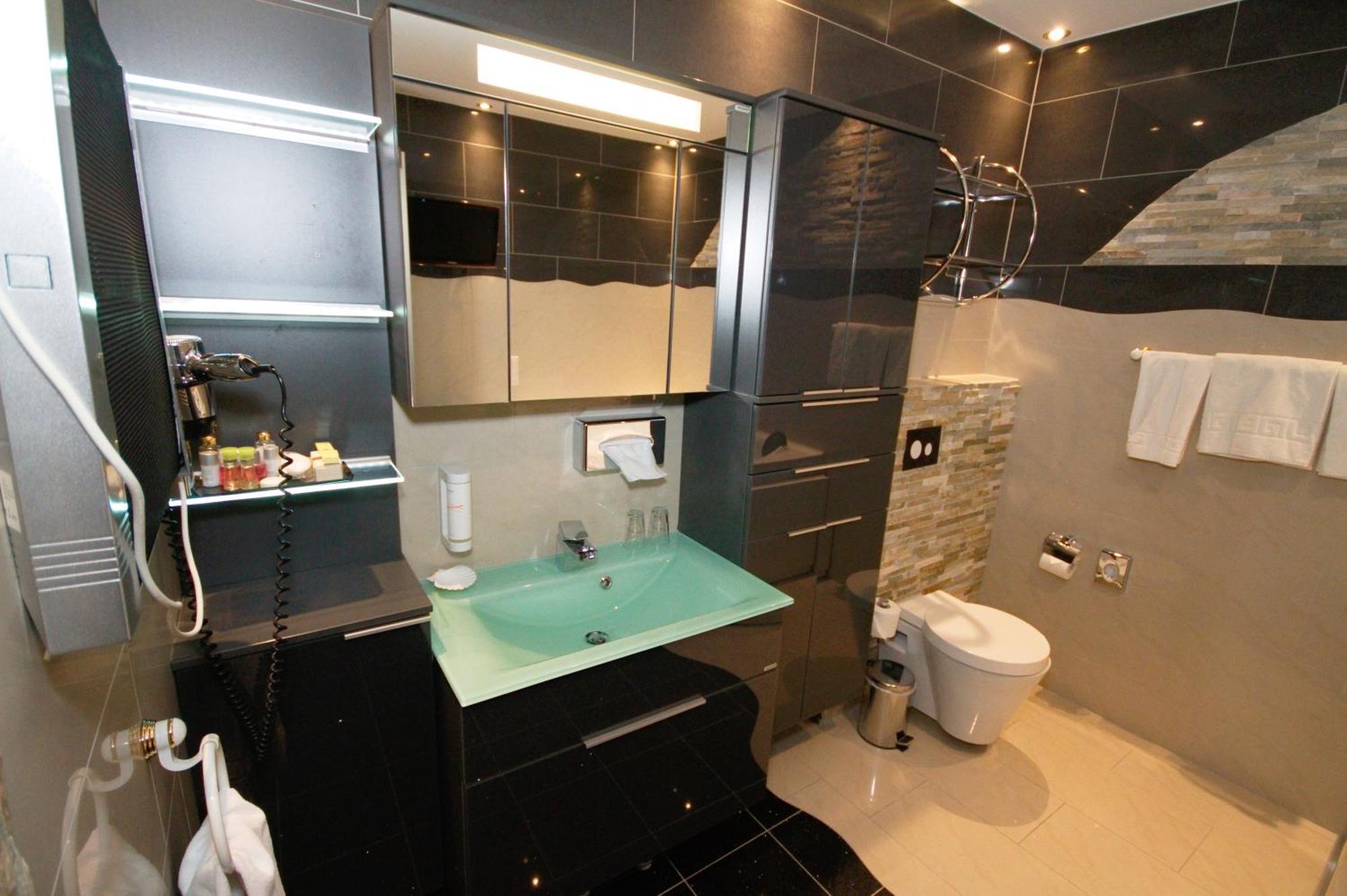 Senior Suite