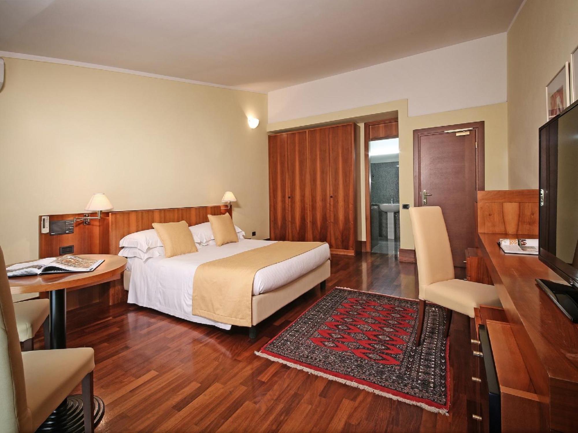 Deluxe Double or Twin Room with Balcony and Lake View,685615449:JPEG