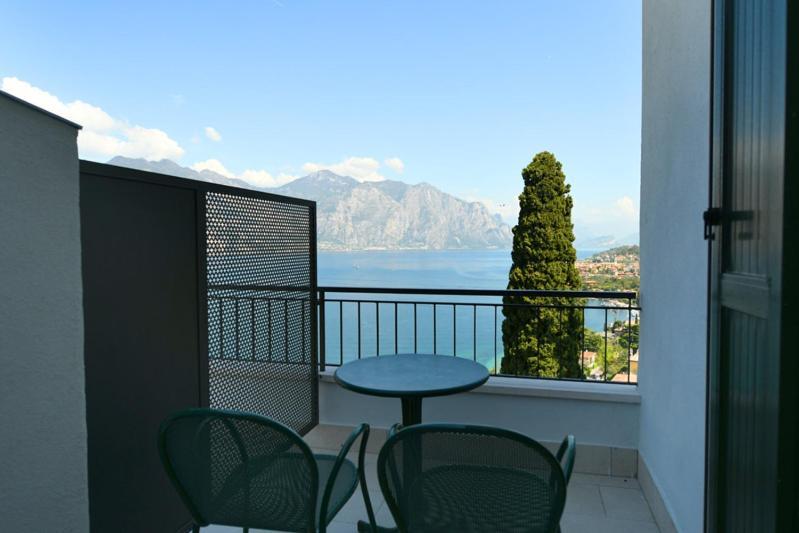 Camera Matrimoniale con Balcone e Vista Lago