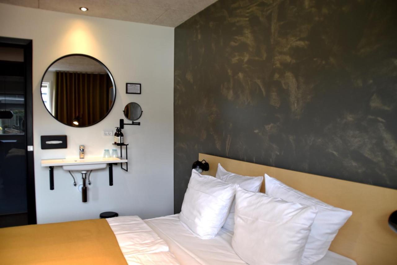 Economy Doppelzimmer mit Waschbecken im Zimmer