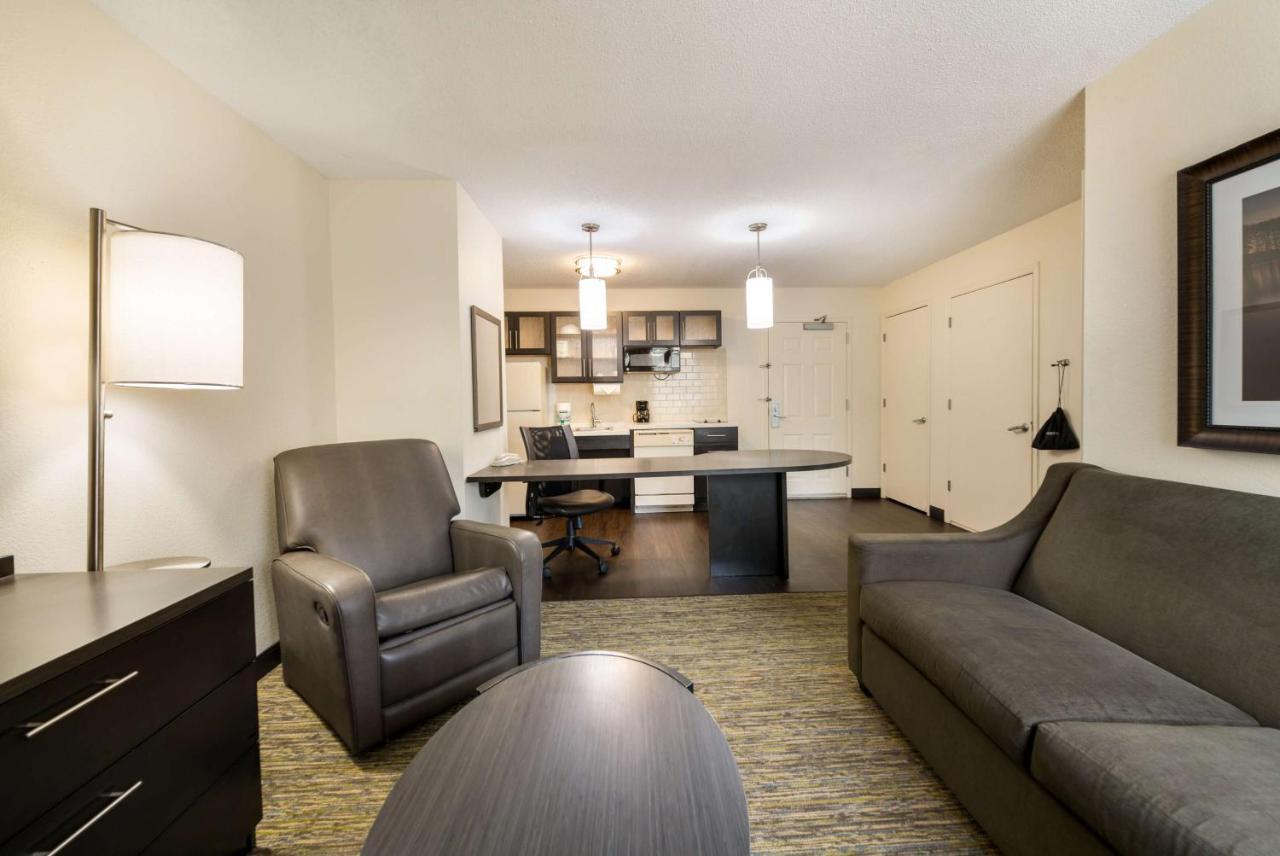 One-Bedroom Queen Suite