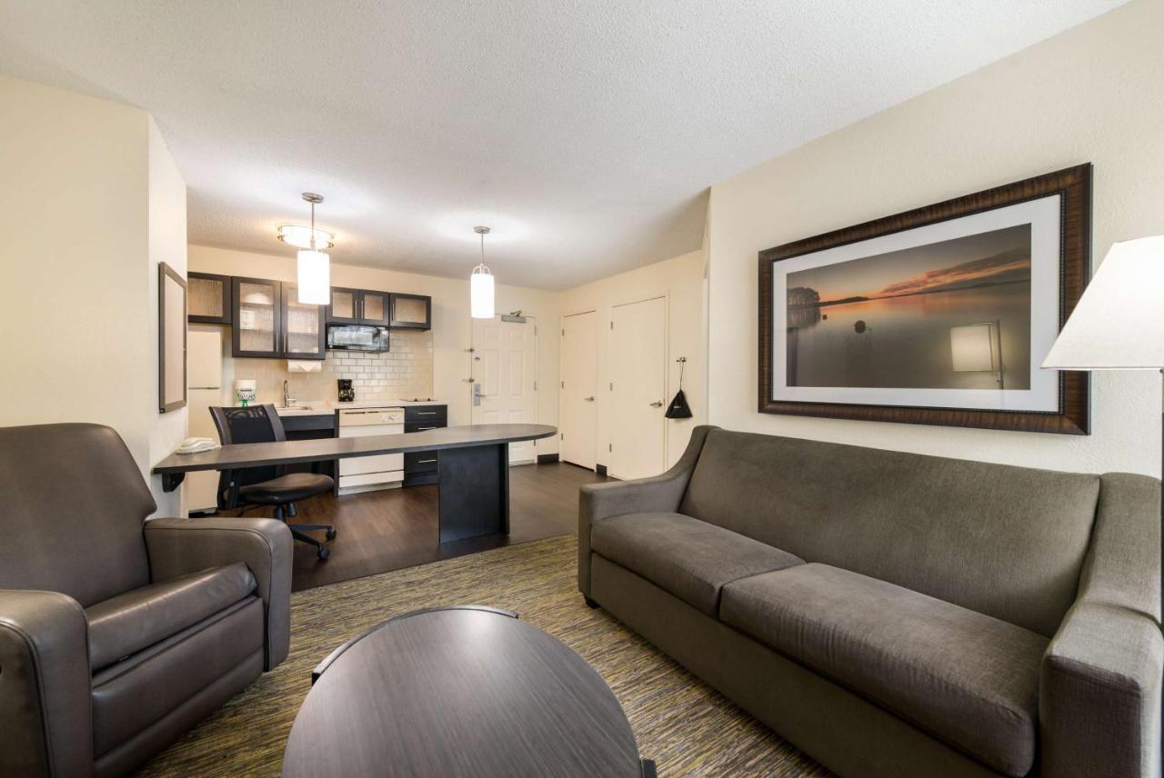 One-Bedroom Queen Suite