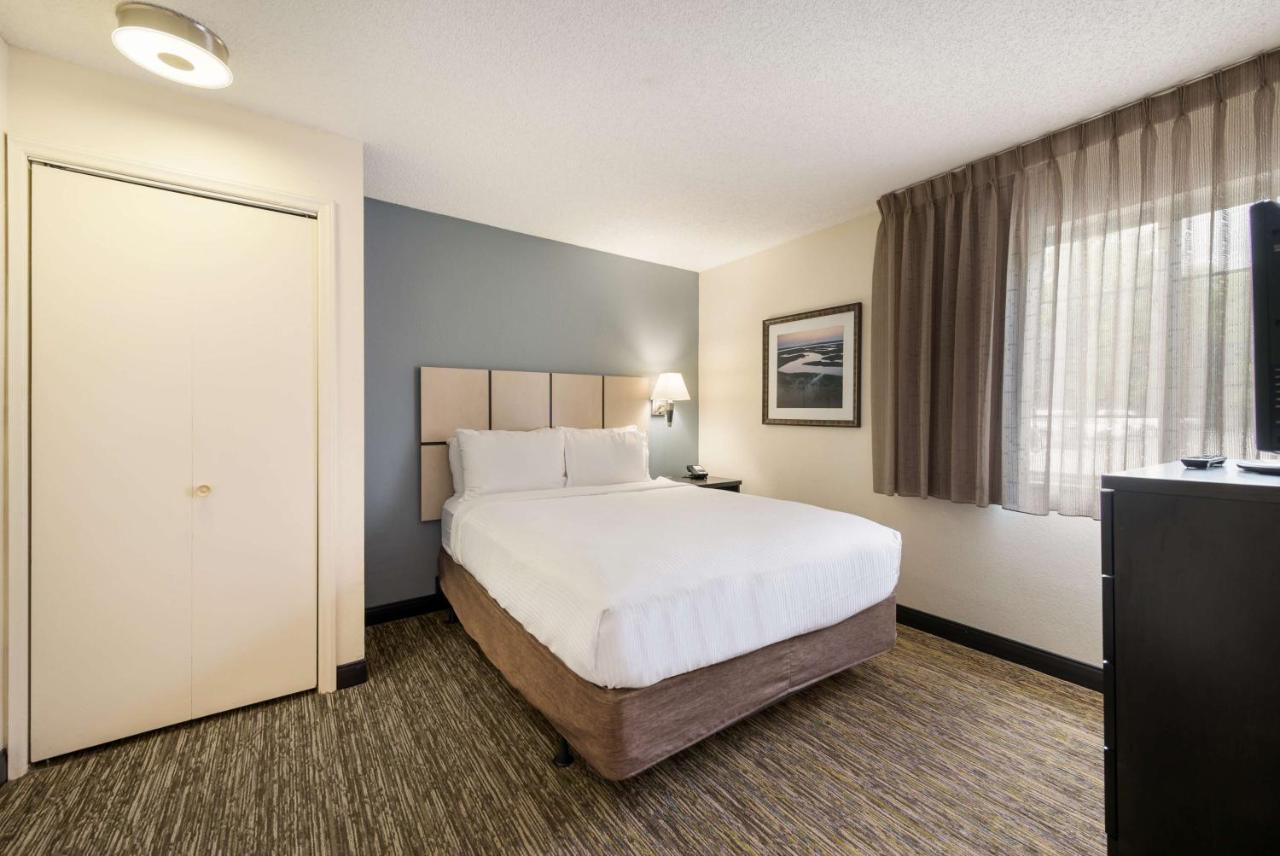 One-Bedroom Queen Suite