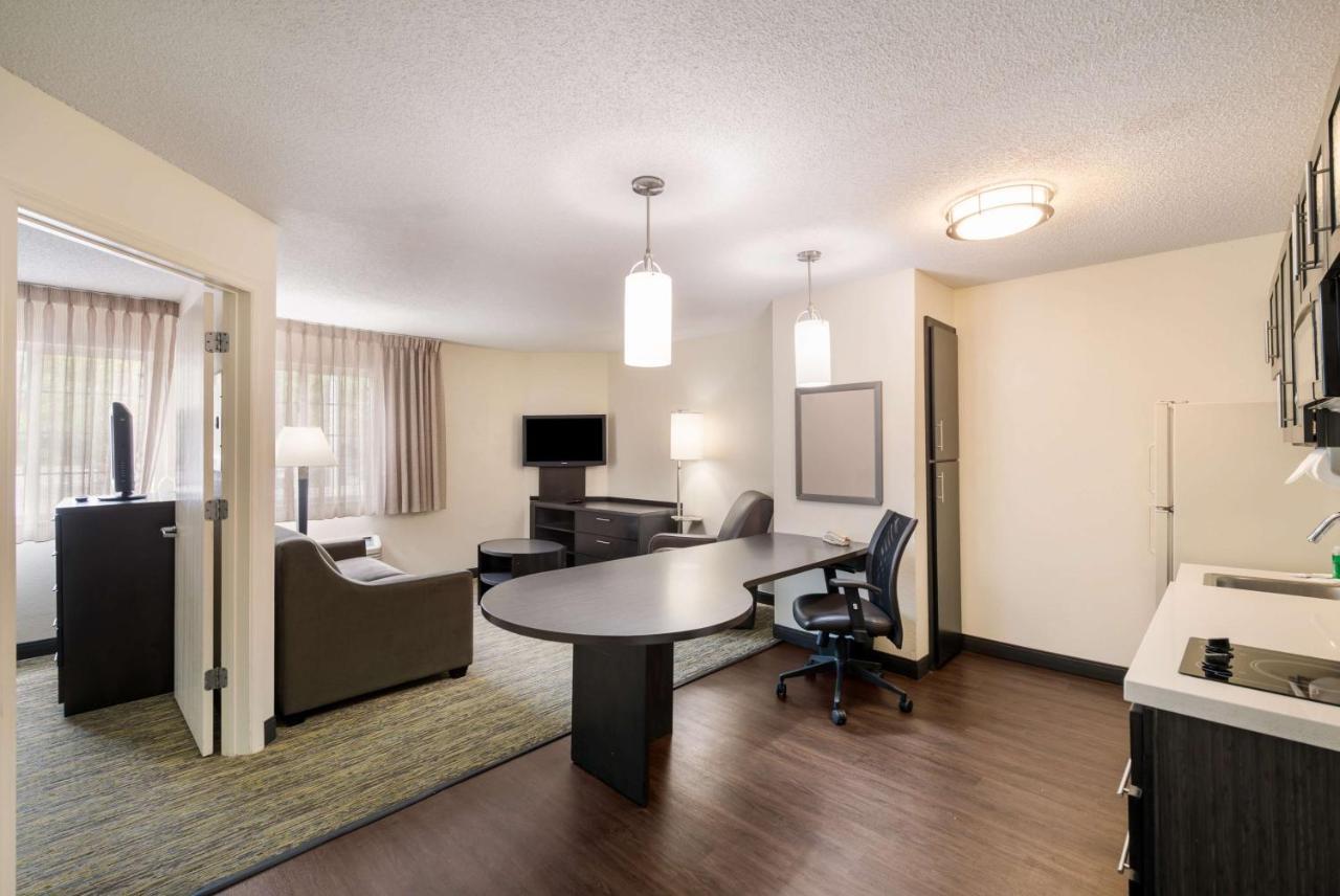 One-Bedroom Queen Suite