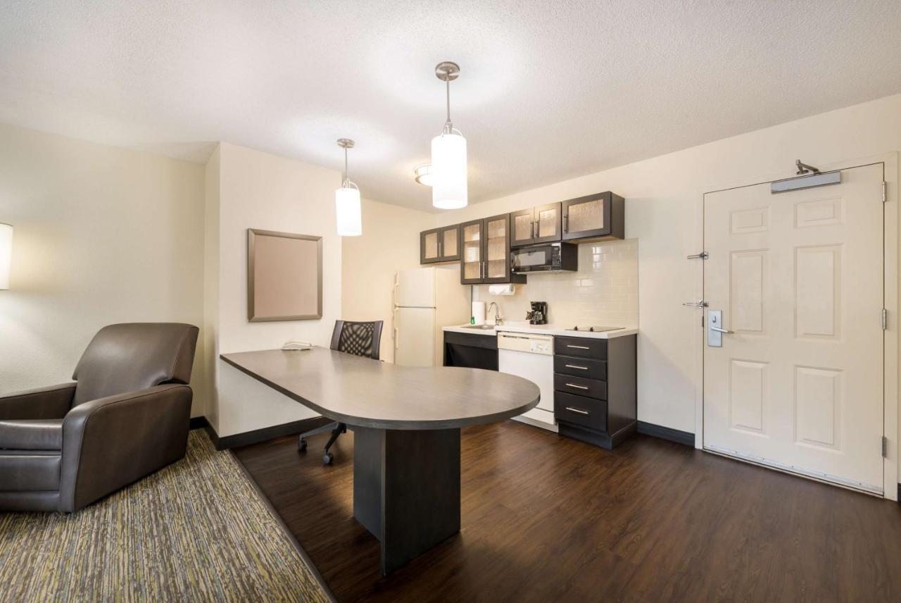 One-Bedroom Queen Suite