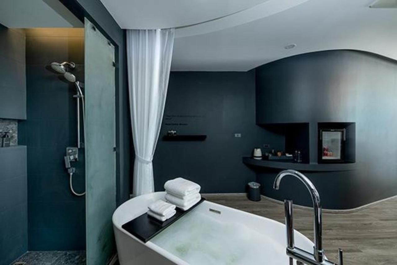 Zimmer Ozone Hall mit Badewanne