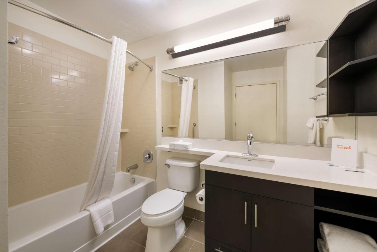 One-Bedroom Queen Suite