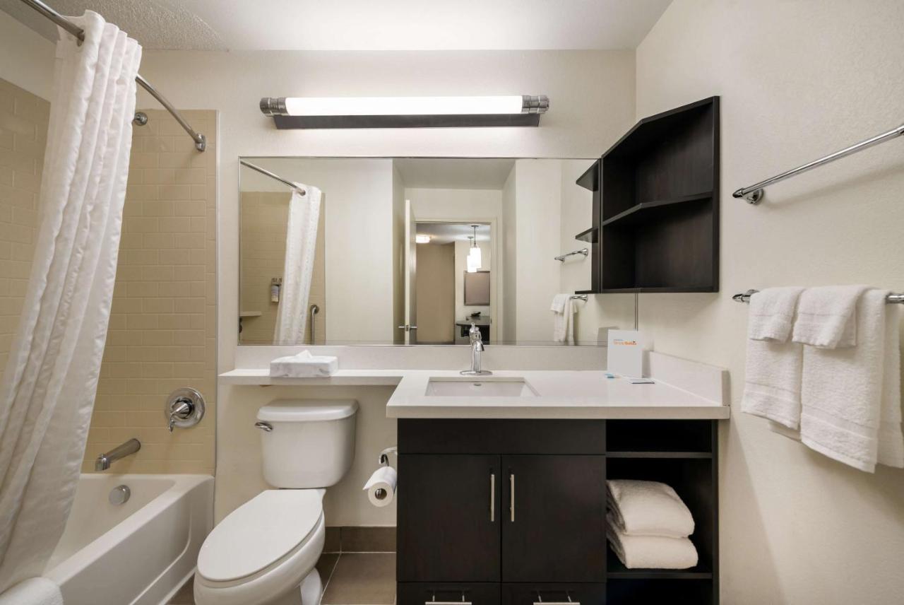 One-Bedroom Queen Suite