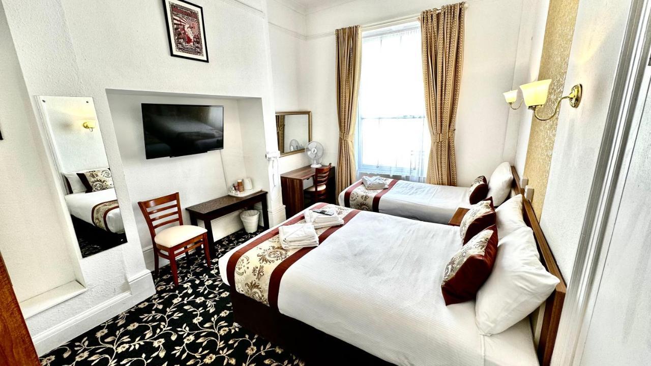 Family Room,1379165336:JPEG