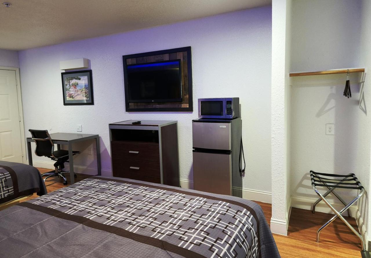 Deluxe Queen Room with Two Queen Beds - Non-Smoking,1392356810:JPEG