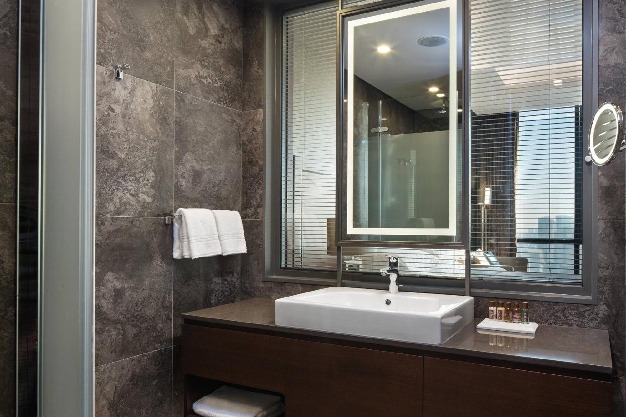 Deluxe King Room – High Floor