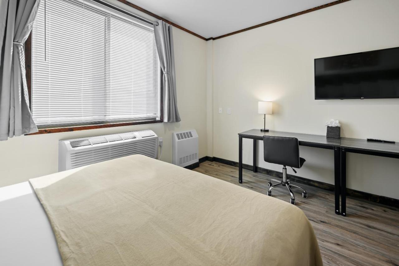 Deluxe Queen Room