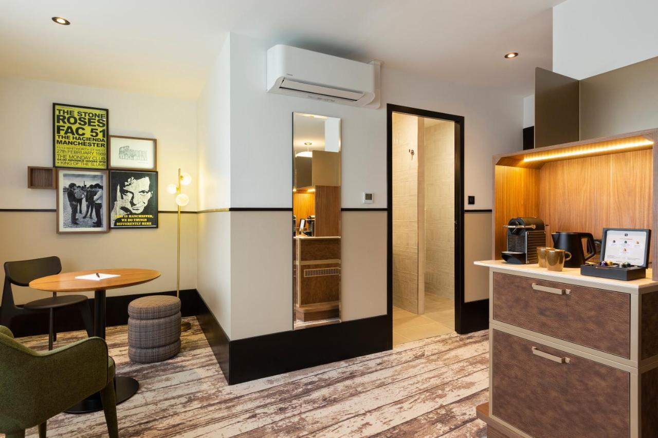 Superior Family Room City View