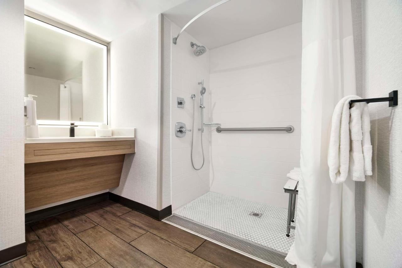 Chambre Lit King-Size avec Douche Accessible en Fauteuil Roulant - Adaptée aux Personnes à Mobilité Réduite
