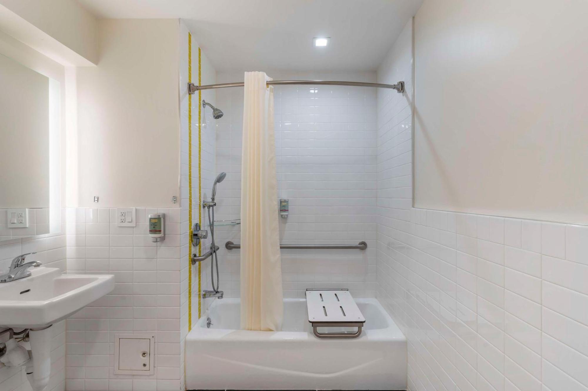 King Room Bath Tub Disability Access or Non-Smoking