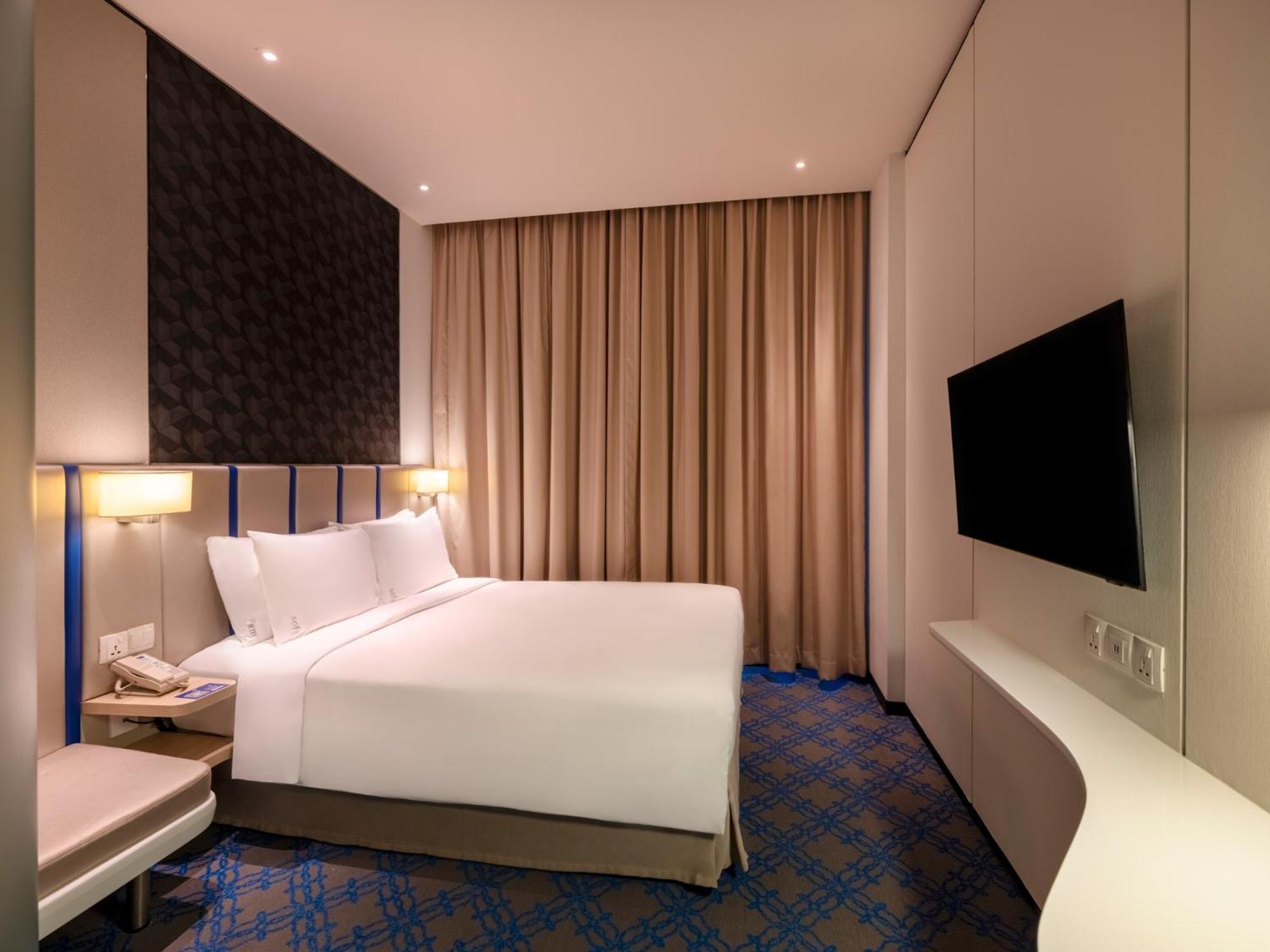 Standard Queen Room