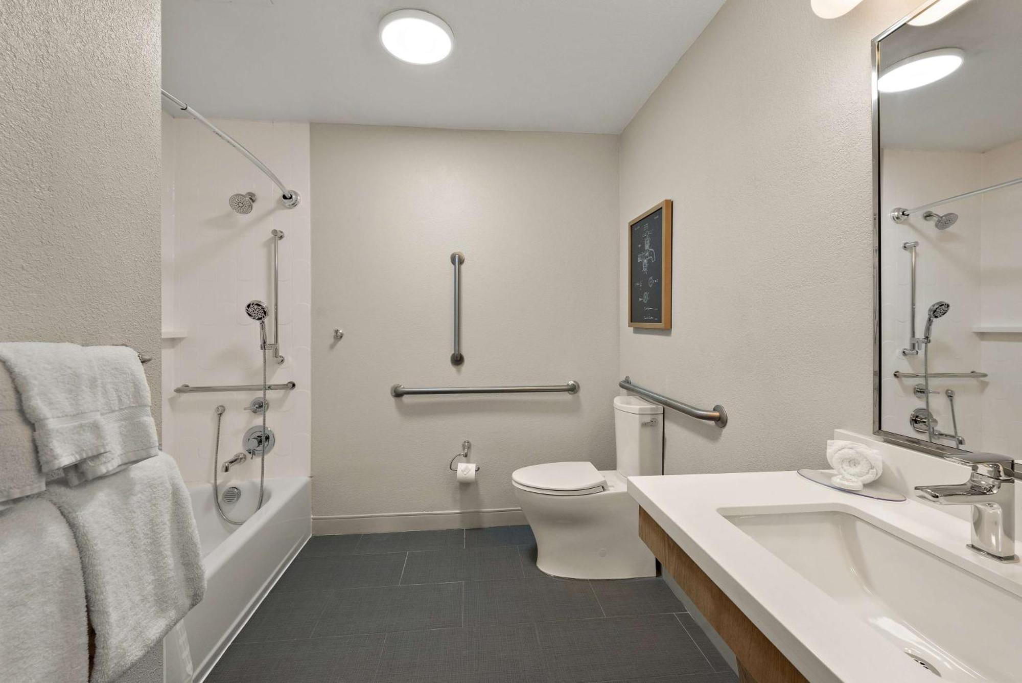 Studio Suite Queen Mobility Accessible Tub