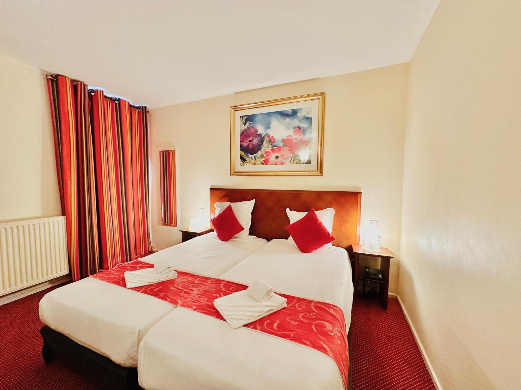 Twin Room,1593010602:JPEG