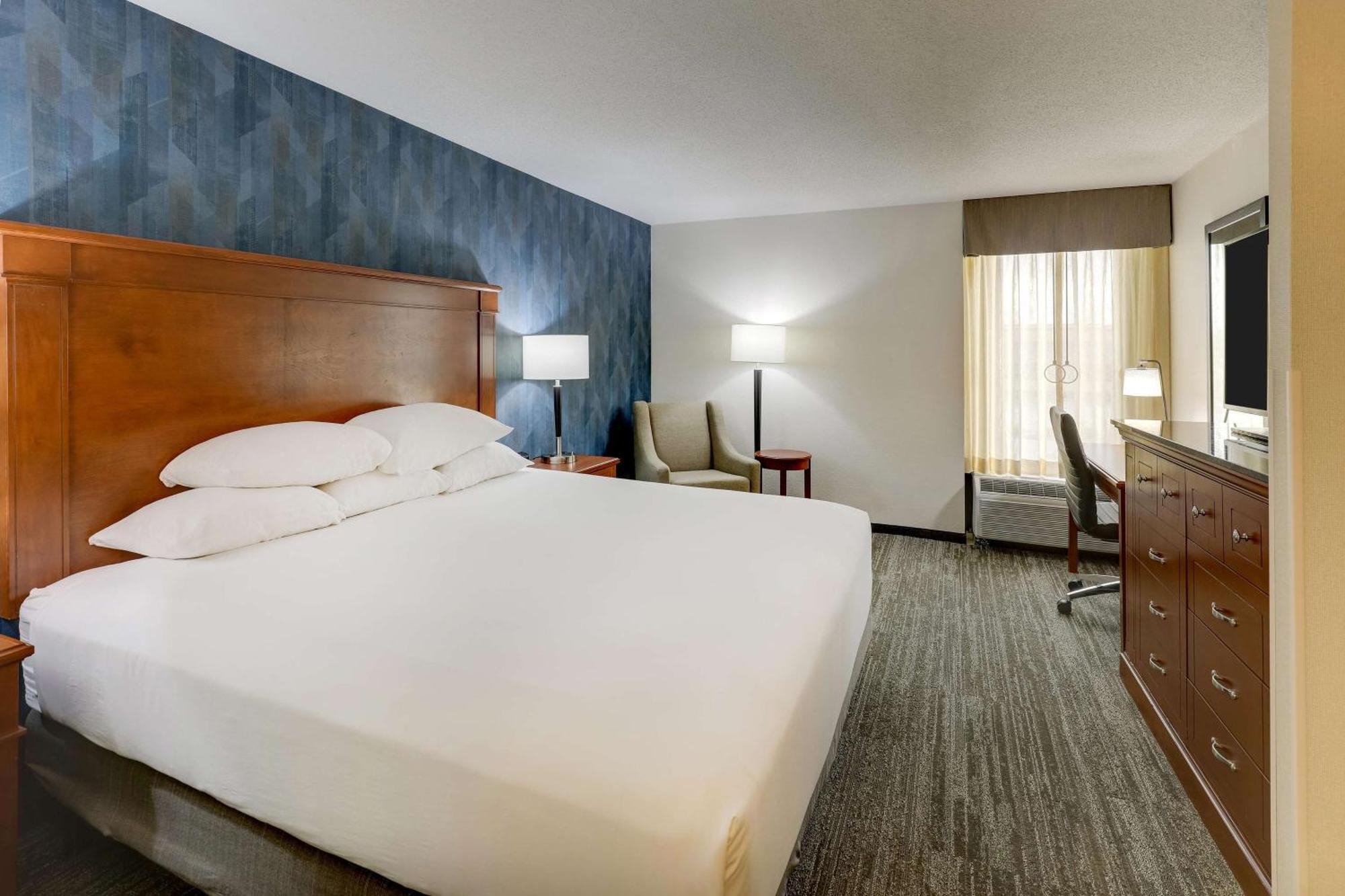 Deluxe King Room - Accessible, Tub,1542959800:JPEG