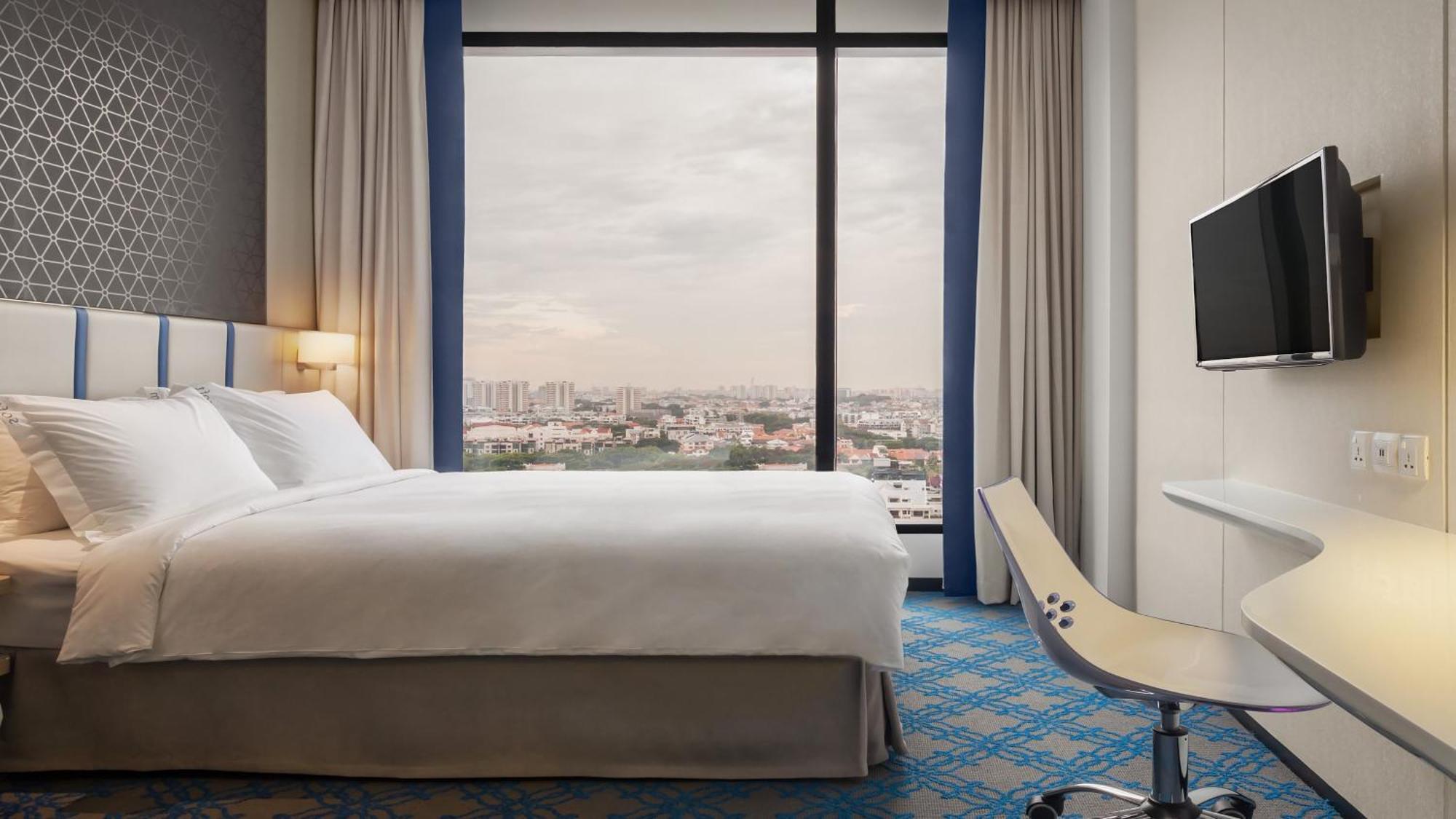 Standard Queen Room High Floor City View