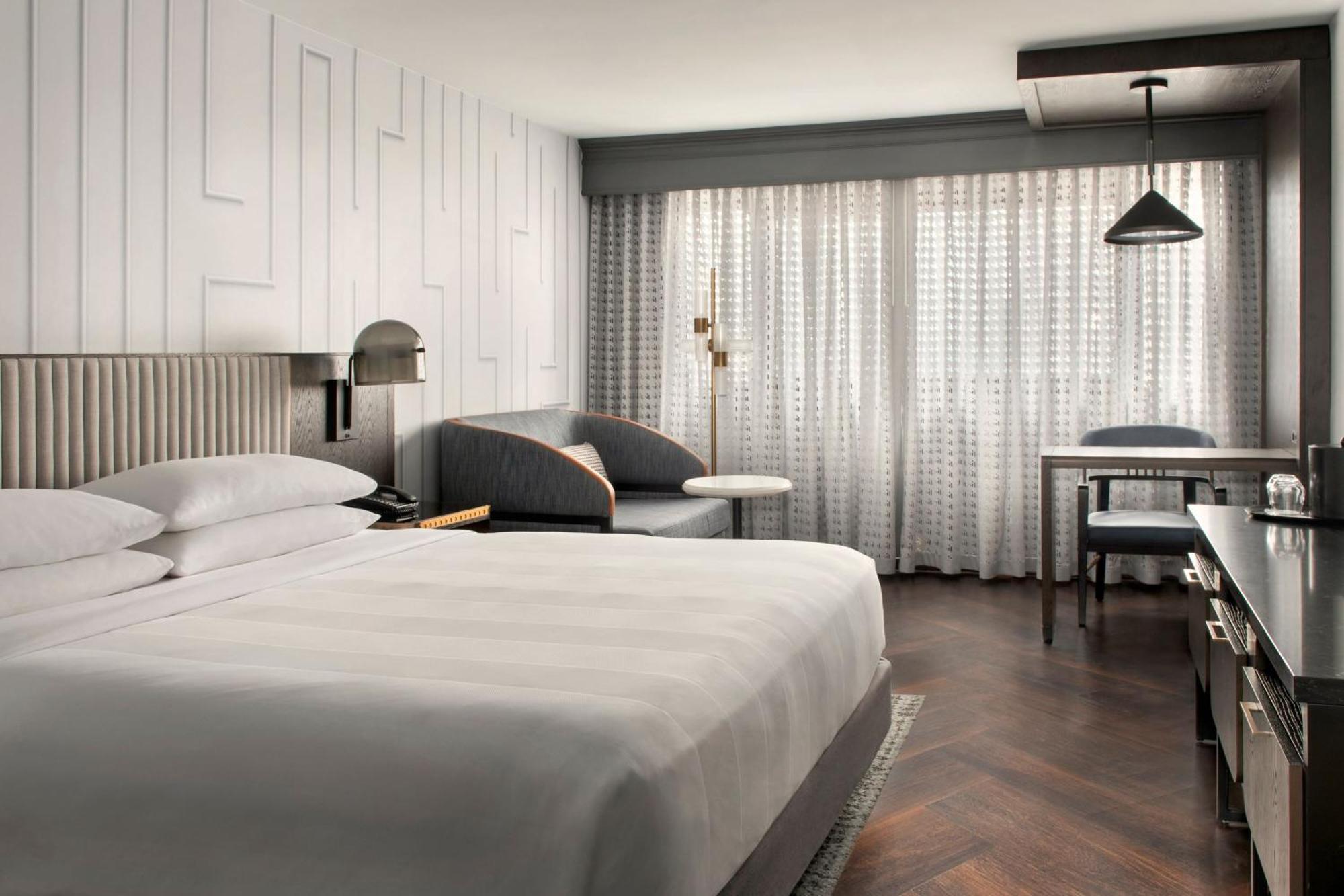 Quarto com Cama King-size e Banheira Adaptada - Acessível para Hóspedes com Mobilidade Reduzida