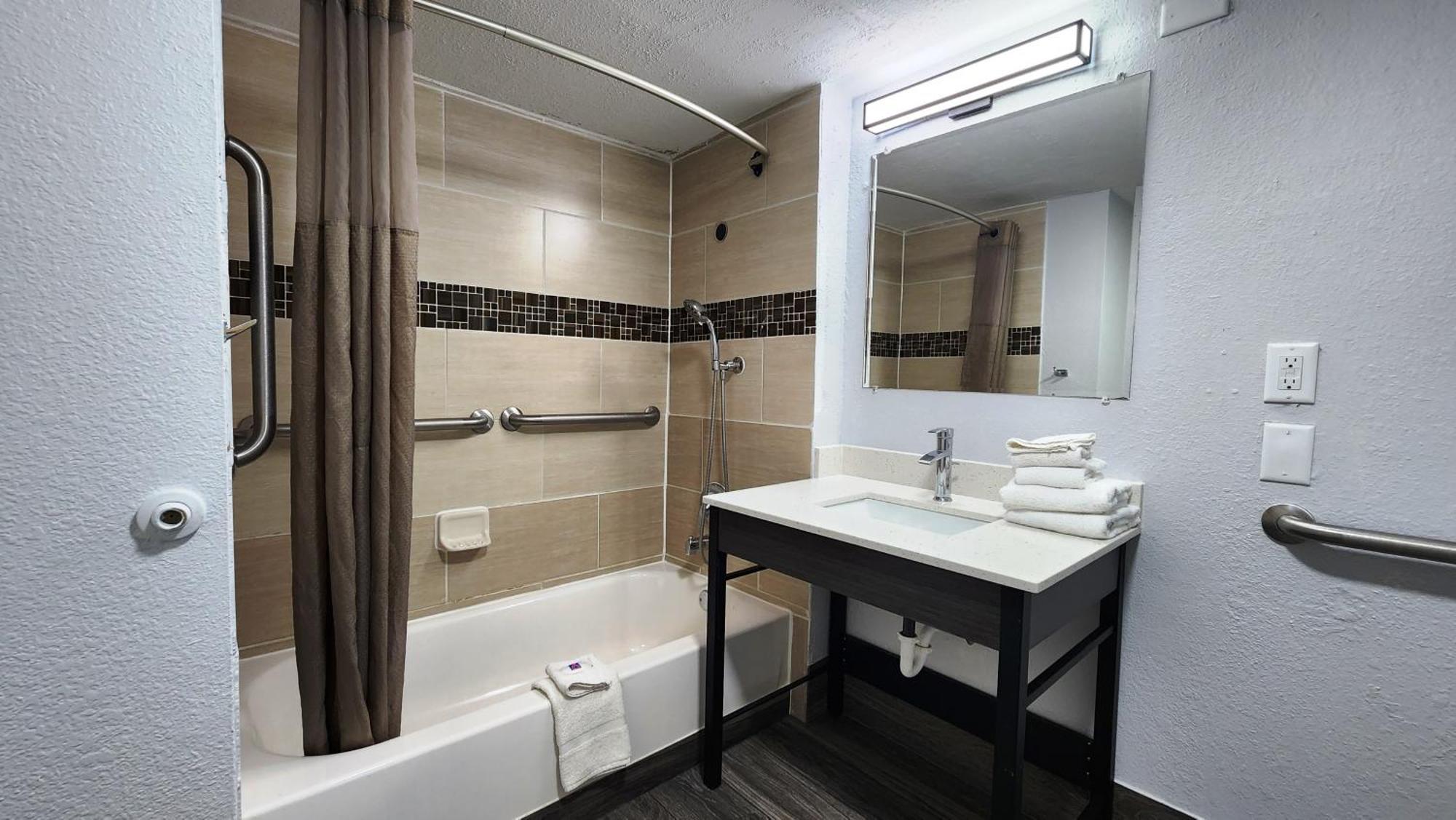 1 King Bed | ADA/RI Shower, Smoking