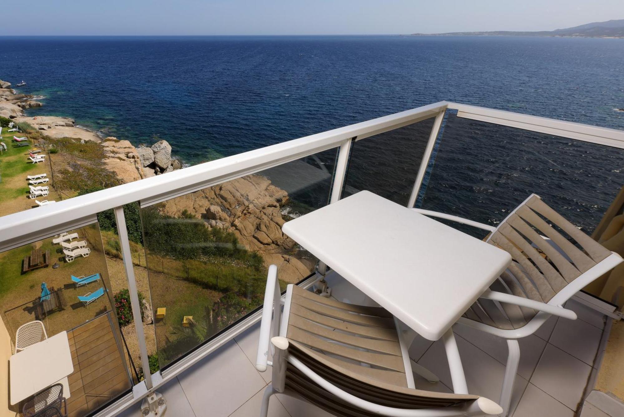 Habitación Triple Estándar con vistas parciales al mar
