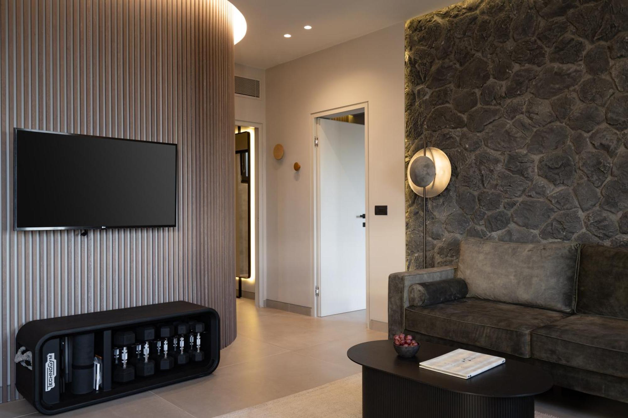 Executive Two Bedroom Suite Private Heated Pool Caldera View