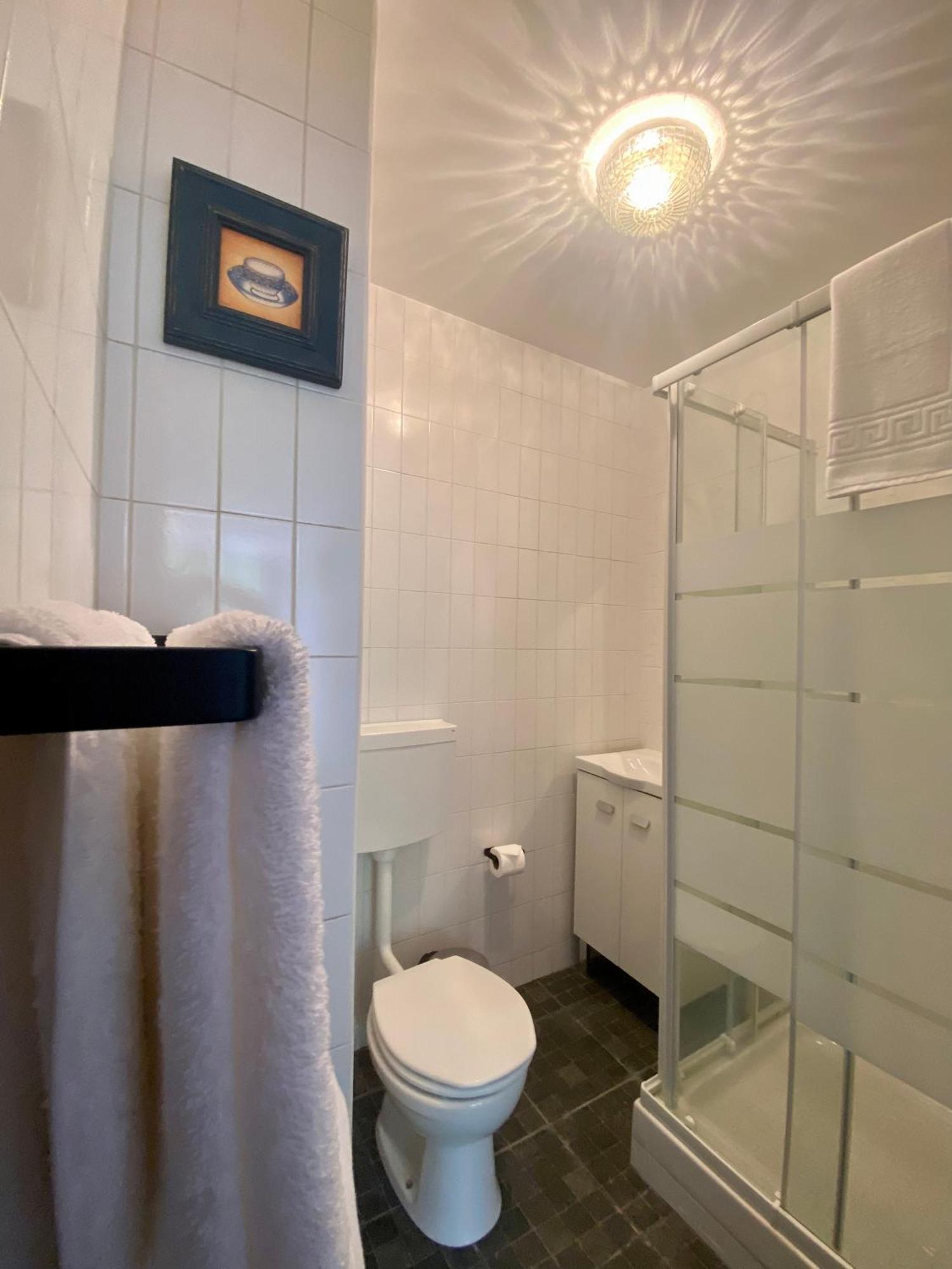 Deluxe Double Room Shower