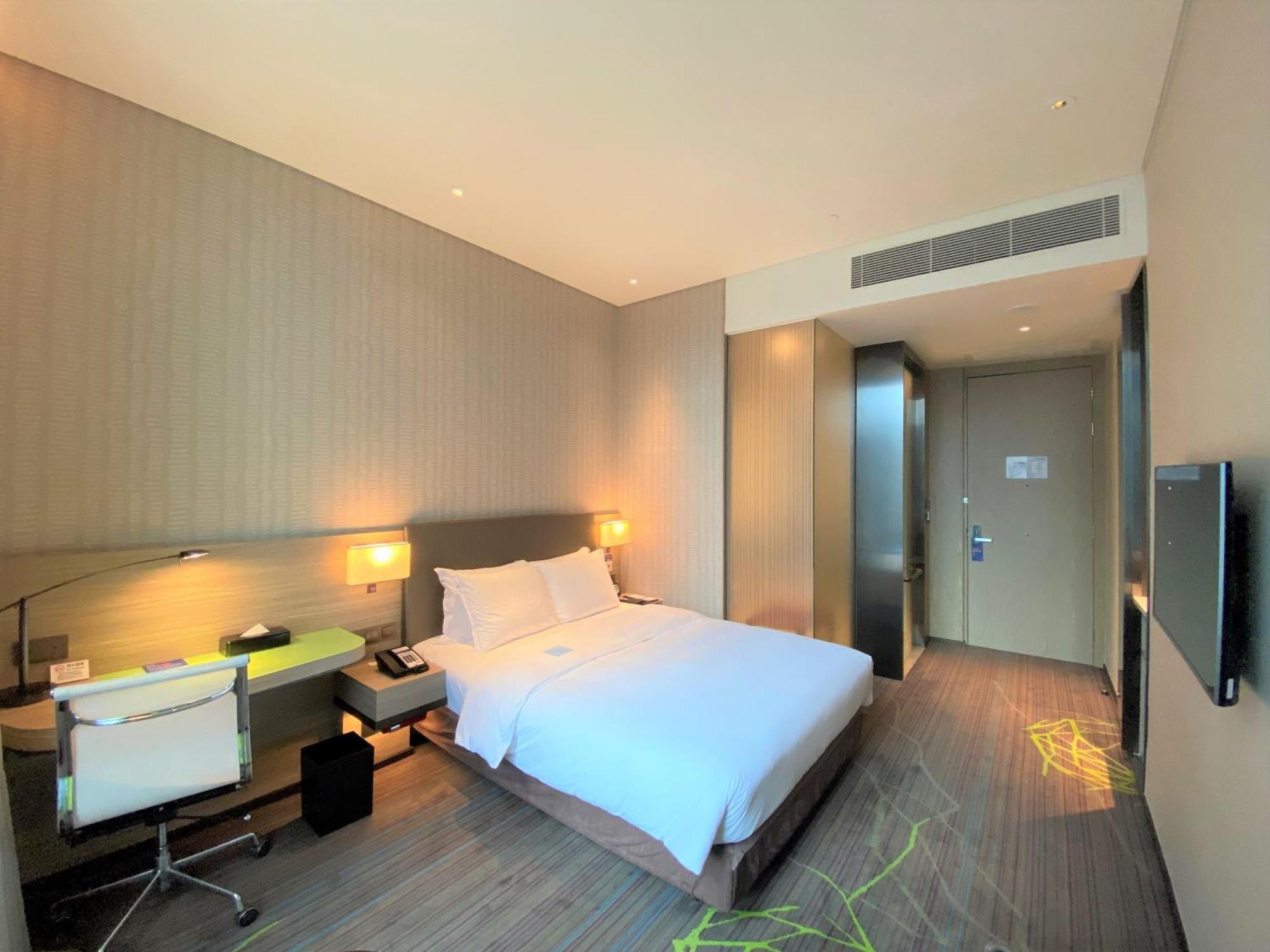 Standard Queen Room Accessible