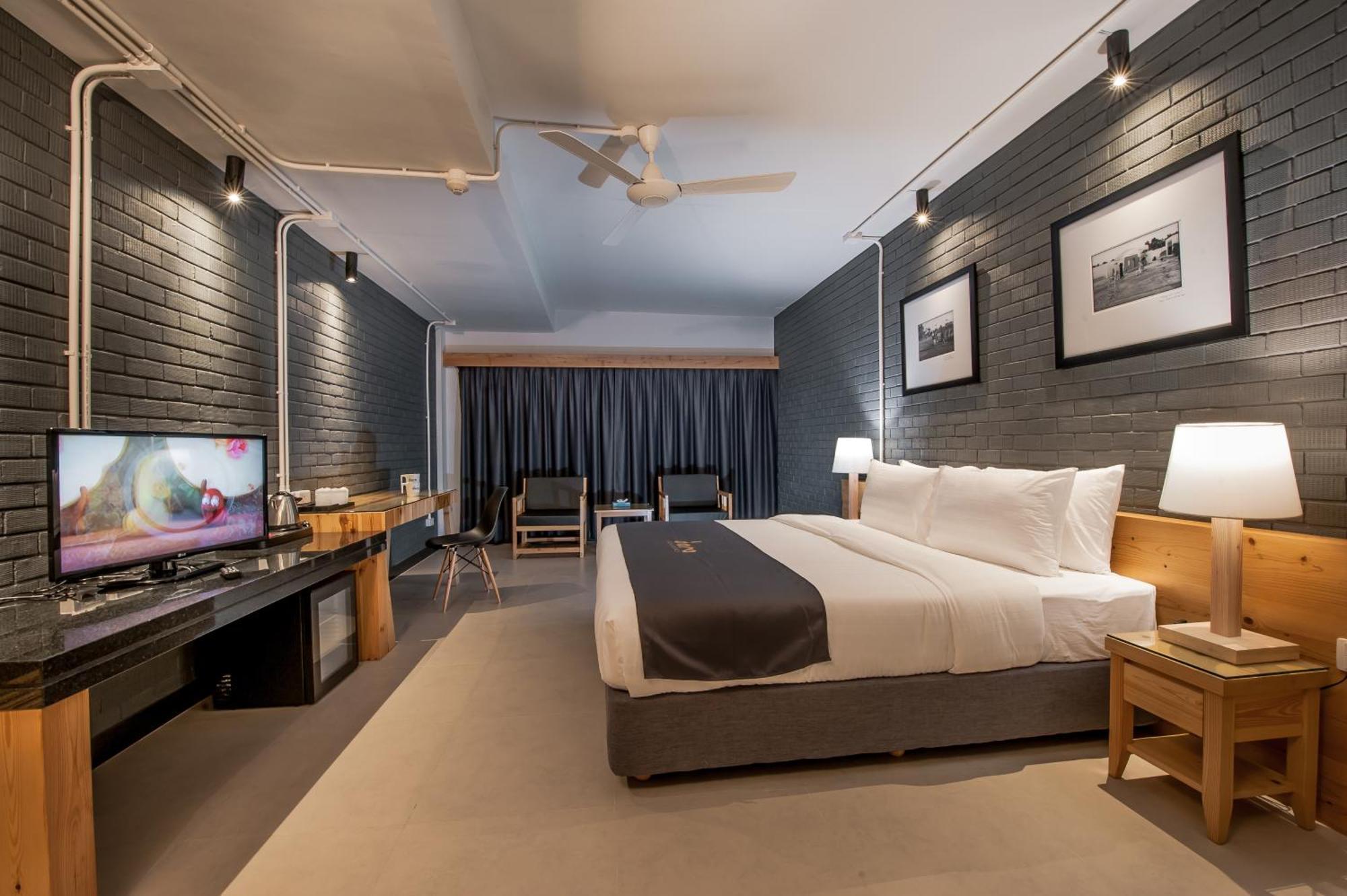 Deluxe Room King Bed