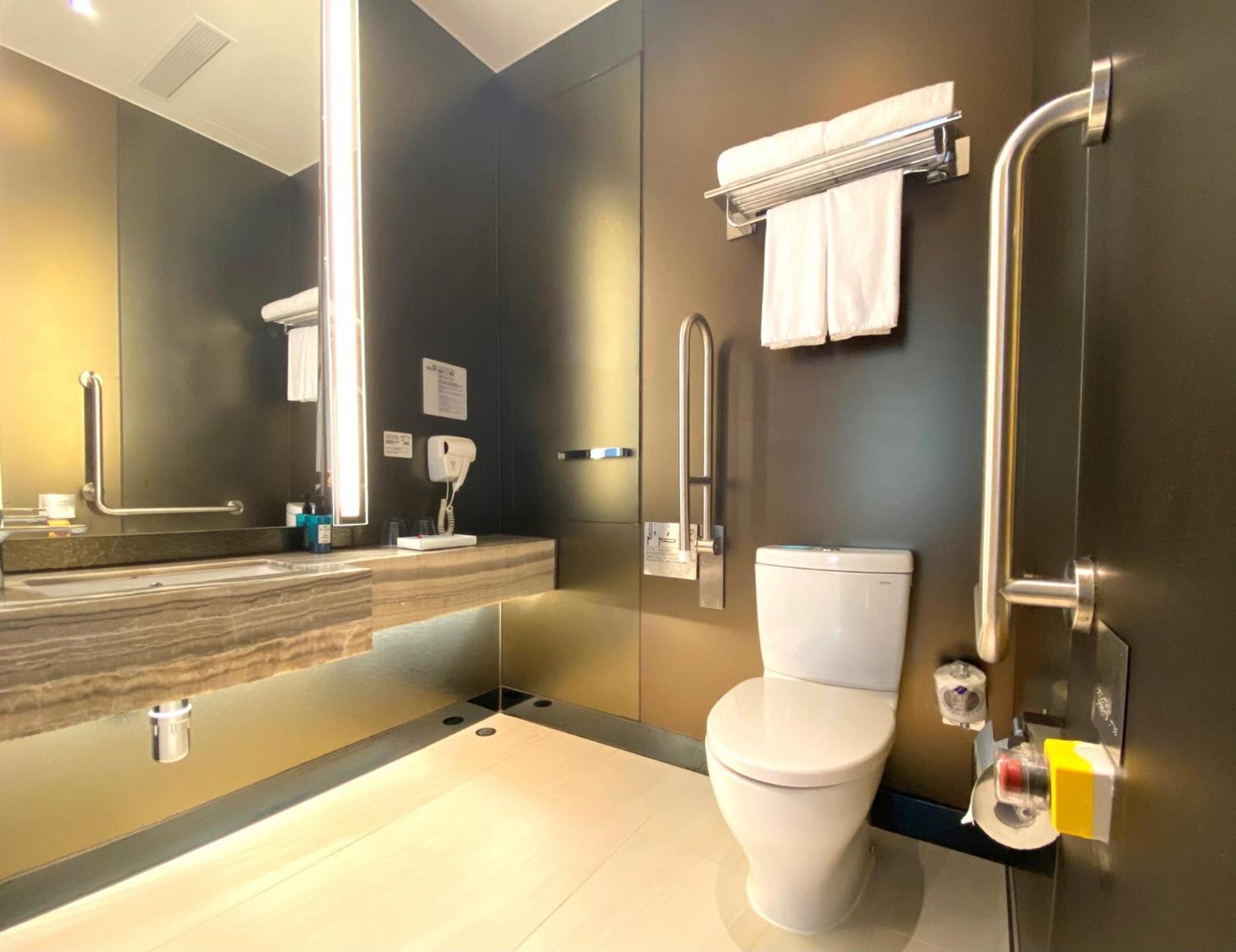Standard Queen Room Accessible