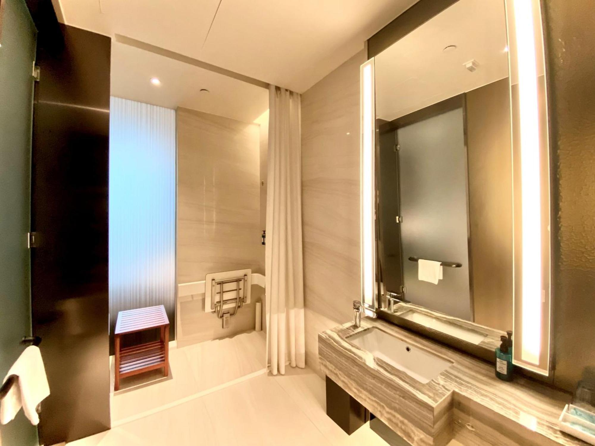Standard Queen Room Accessible