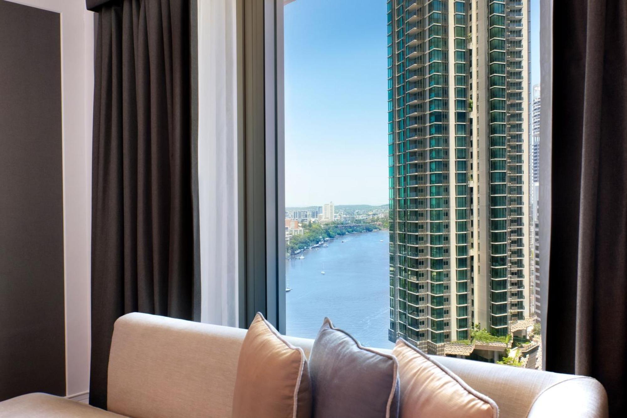 Guest Room, 1 King, Partial River View