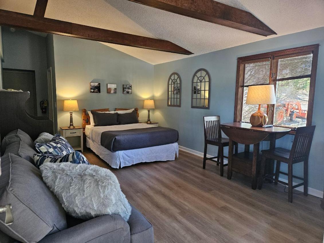 Queen Room,1589579762:JPEG