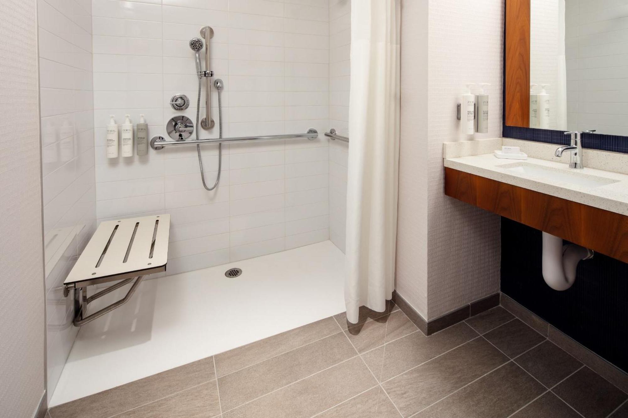 Chambre Lit King-Size avec Douche Accessible en Fauteuil Roulant - Adaptée aux Personnes à Mobilité Réduite