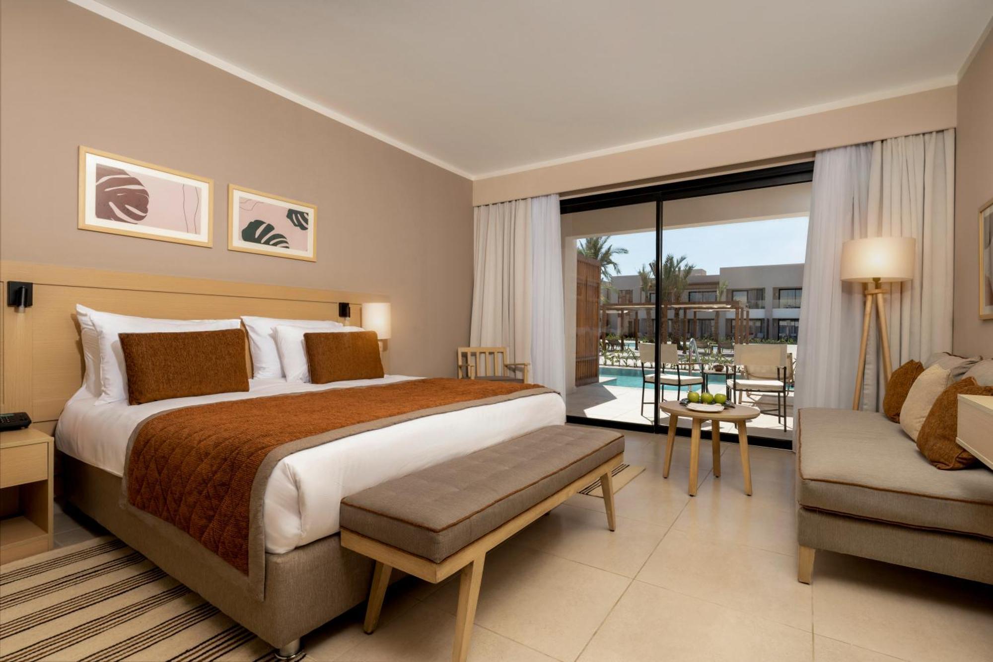 Superior Queen or Twin Beds Swim Up,1597761725:JPEG
