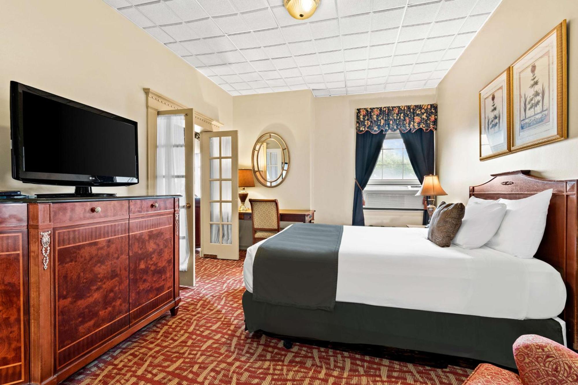 Suite with One King and One Double Bed - Non-Smoking,1598414092:JPEG