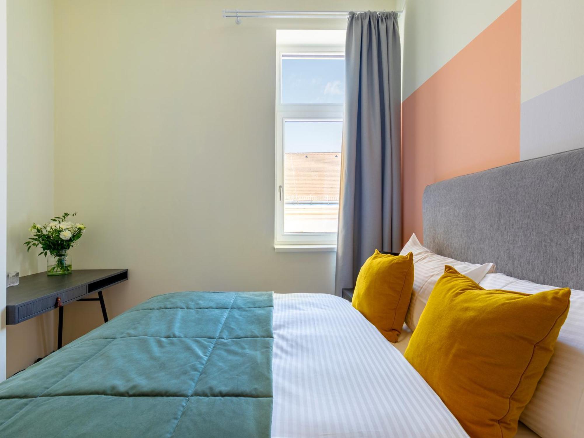 Extra Large 2 Bedroom Apartment Terrace